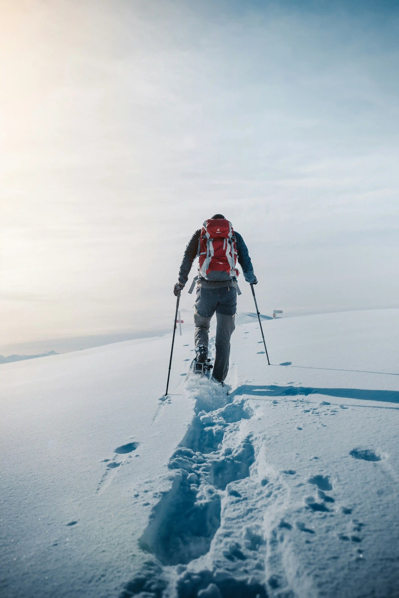 Mountaineer traversing a snowy peak, reflecting resilience, preparation and steady progress Mountaineer traversing a snowy peak, reflecting resilience, preparation and steady progress
