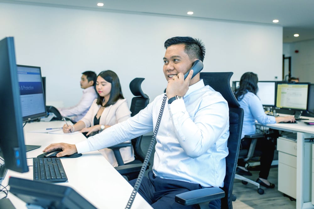 A medical insurance professional explaining the benefits of the best general lines of insurance.