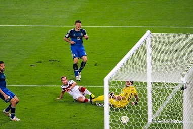 Götze_kicks_the_match_winning_goal BG.jpg