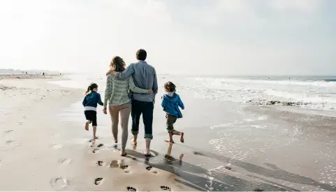 News article family beach